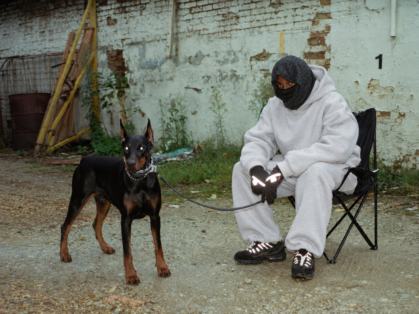 ESSNTL set worn on the street