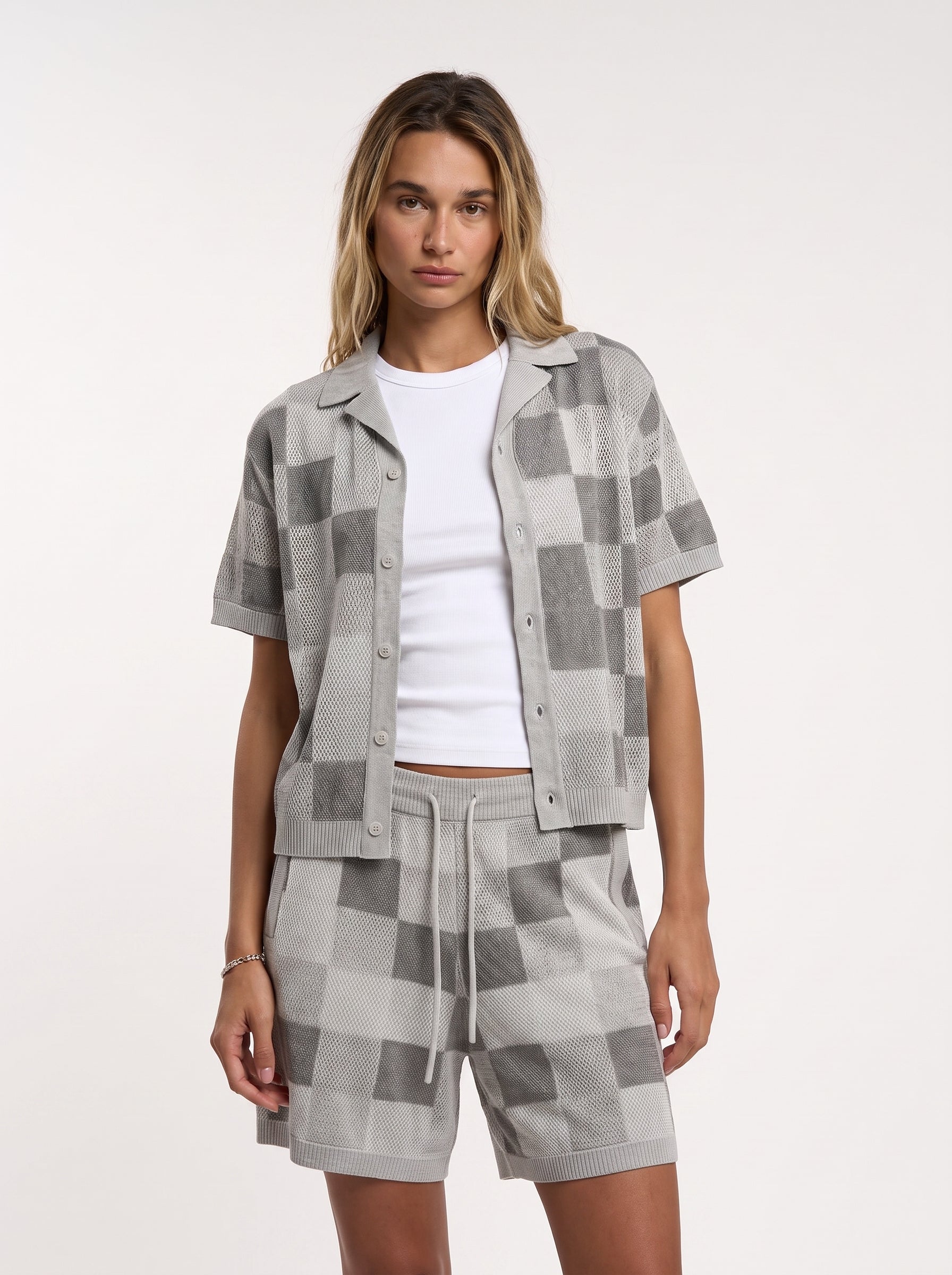 ESSNTL Pixel Set Grey Woman